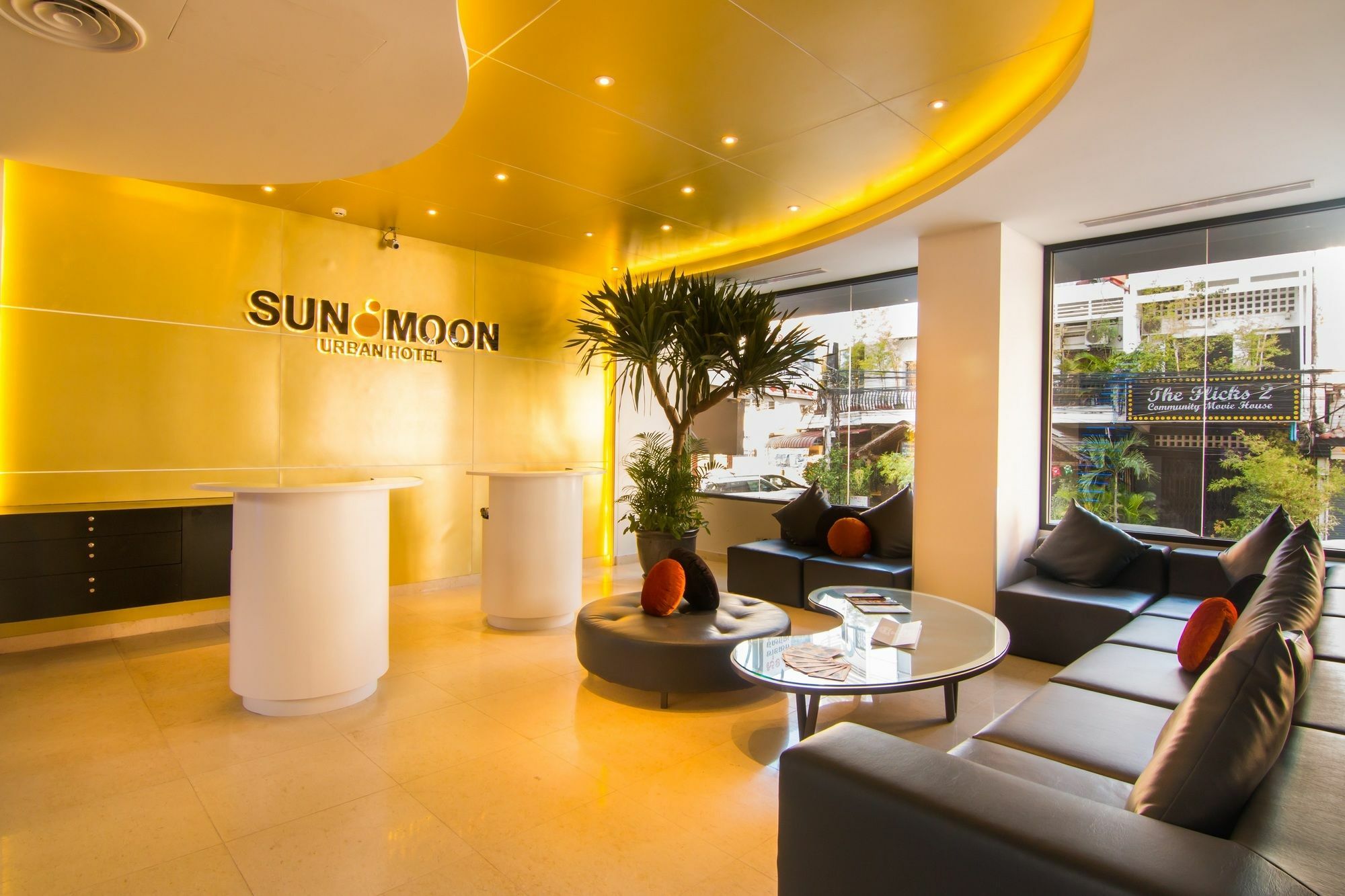 Sun & Moon, Urban Hotel Phnom-Penh Buitenkant foto